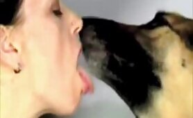 83677 womenlickkissdogs