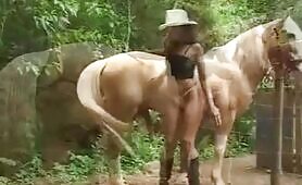 89333 woman sucks horse cock